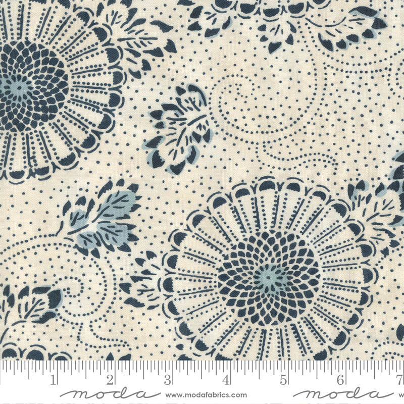 Debbie Maddyn Indigo Blooming -kokoelman indigonsininen kukkakuvioinen puuvillakangas, joka on saanut inspiraationsa vintage-japanilaisista tekstiileistä.