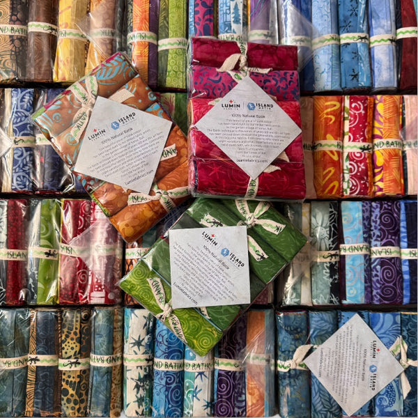 Island Batik Stash Builder -kaistalenippu, batiikkikankaita eri väreissä pakattuna