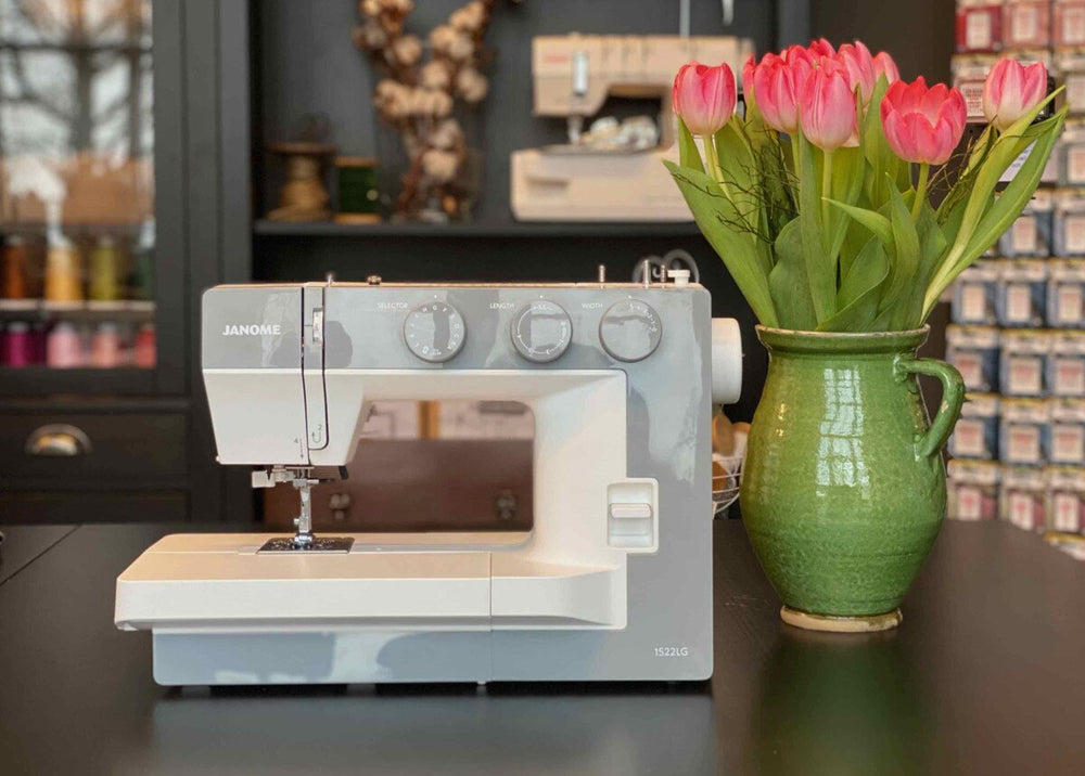 Janome 1522 Light Grey -mekaaninen ompelukone, jossa 22 ommelta, säädettävä paininjalan puristus ja leveä vapaavarsipöytä. Täydellinen ompelukone kaikenlaisiin ompeluprojekteihin.