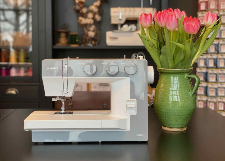 Janome 1522 Light Grey -mekaaninen ompelukone, jossa 22 ommelta, säädettävä paininjalan puristus ja leveä vapaavarsipöytä. Täydellinen ompelukone kaikenlaisiin ompeluprojekteihin.