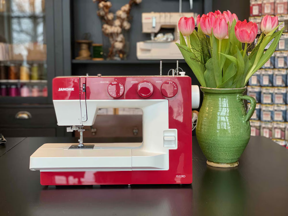 Janome 1522 Red -mekaaninen ompelukone, jossa 22 ommelta, säädettävä paininjalan puristus ja leveä vapaavarsipöytä. Täydellinen ompelukone kaikenlaisiin ompeluprojekteihin.