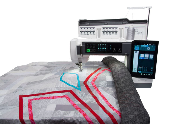 Janome Continental M17 – huippuluokan elektroninen ompelu- ja kirjontakone kahdella värikosketusnäytöllä ja viidellä kirjontakehikolla.