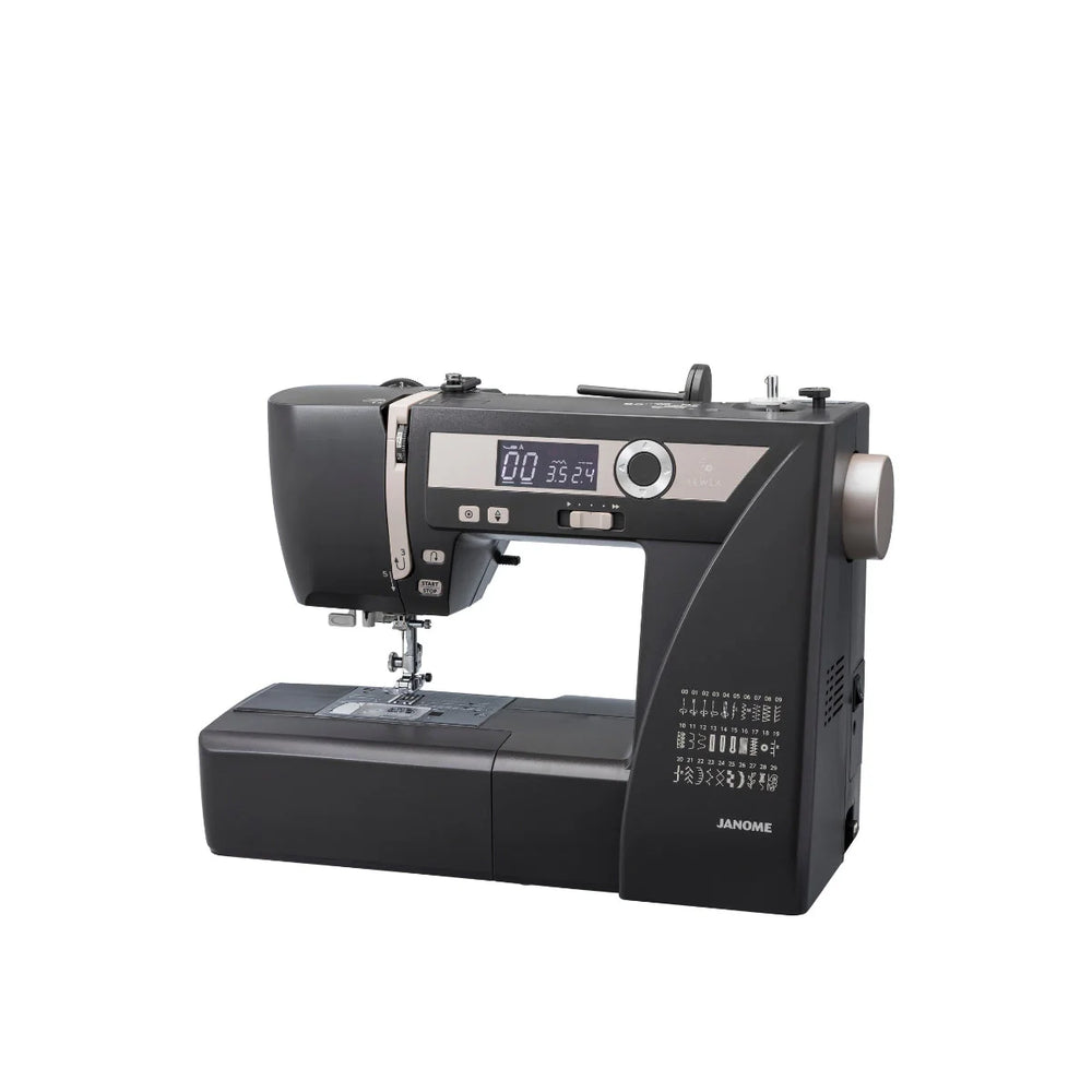 Janome SewLA elektroninen ompelukone lisätasolla – 30 ommelta, LCD-näyttö, LED-valaistus ja EasySet-puolausjärjestelmä.