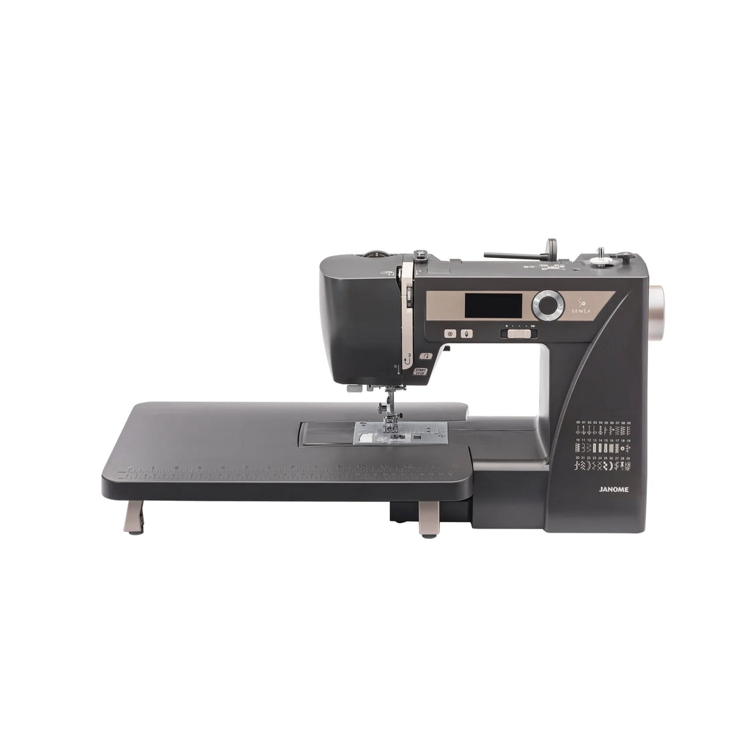 Janome SewLA elektroninen ompelukone lisätasolla – 30 ommelta, LCD-näyttö, LED-valaistus ja EasySet-puolausjärjestelmä.