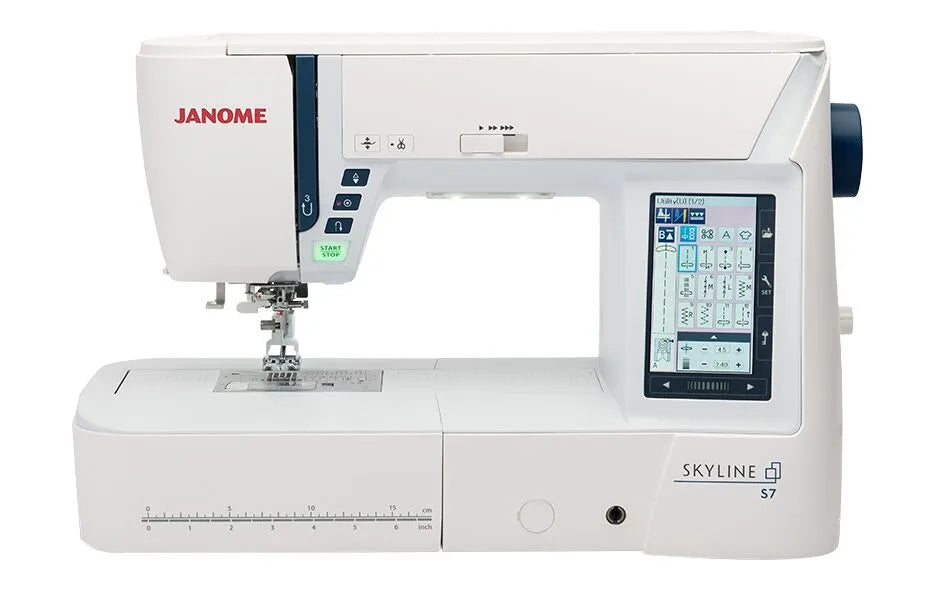 Janome Skyline S7 ompelukone – suuri ompelutila, LCD-näyttö ja monipuoliset ominaisuudet tilkkuiluun ja vaativaan ompeluun.