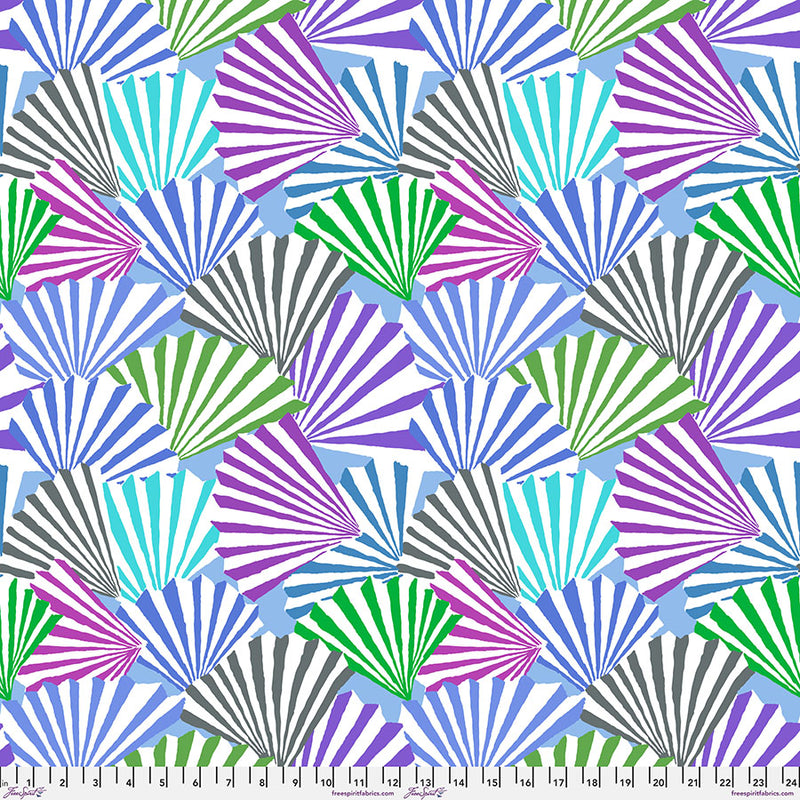 Kaffe Fassett Fanfare Blue -kangas, raidallisia viuhkamaisia muotoja vihreän, vaaleansinisen, violetin ja vihreän sävyissä – PWGP211.BLUE