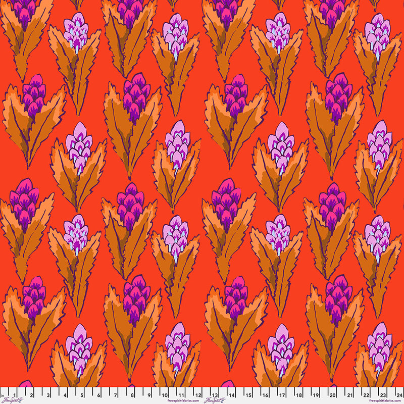 Kaffe Fassett Hyacinth Red -kangas, kirkkaan punainen tausta ja violetit-pinkit hyasintit beige-ruskealla lehdillä – PWGP214.RED