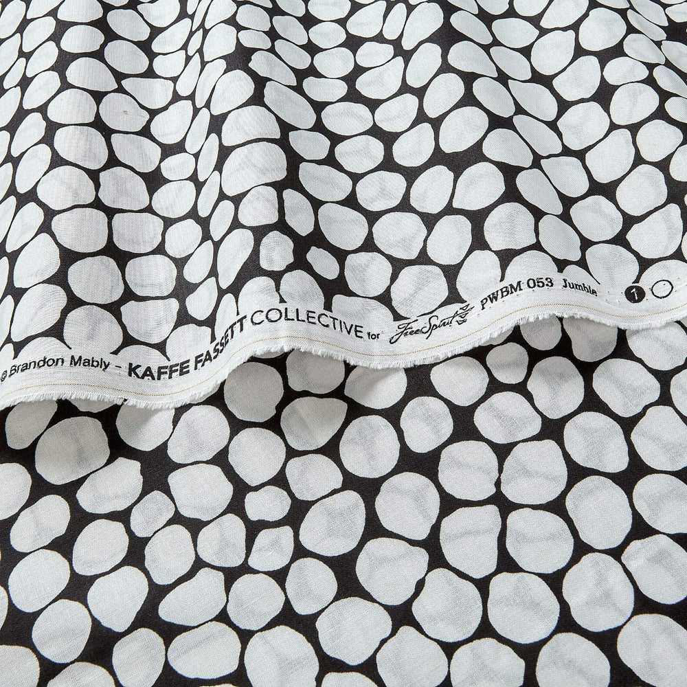 Valkoinen Kaffe Fassett Jumble White PWBM053.WHITE kangas, jossa iso täpläkuviointi.
