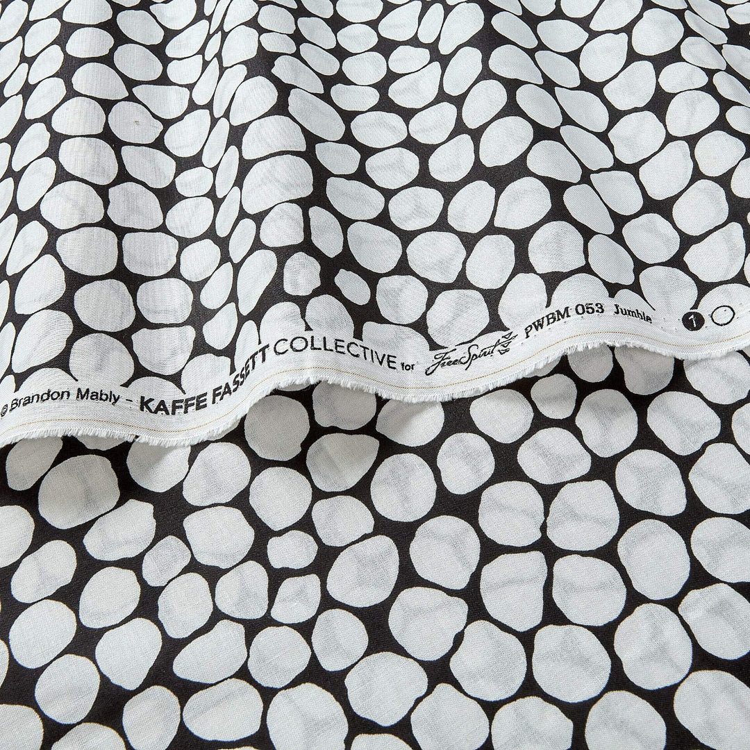 Valkoinen Kaffe Fassett Jumble White PWBM053.WHITE kangas, jossa iso täpläkuviointi.