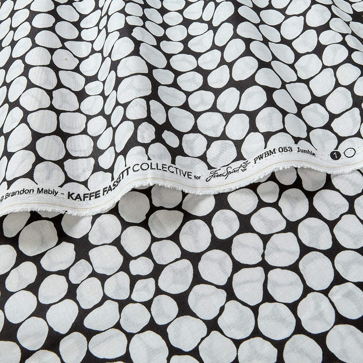 Valkoinen Kaffe Fassett Jumble White PWBM053.WHITE kangas, jossa iso täpläkuviointi.