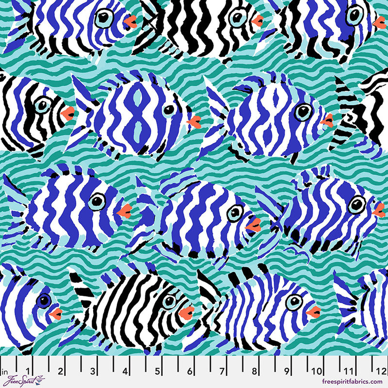 Lähikuva Kaffe Fassett Collectiven PWBM100.AQUA -puuvillakankaasta, jossa on sinisiä, mustavalkoisia raidallisia kaloja turkoosinvihreällä aaltopohjalla.