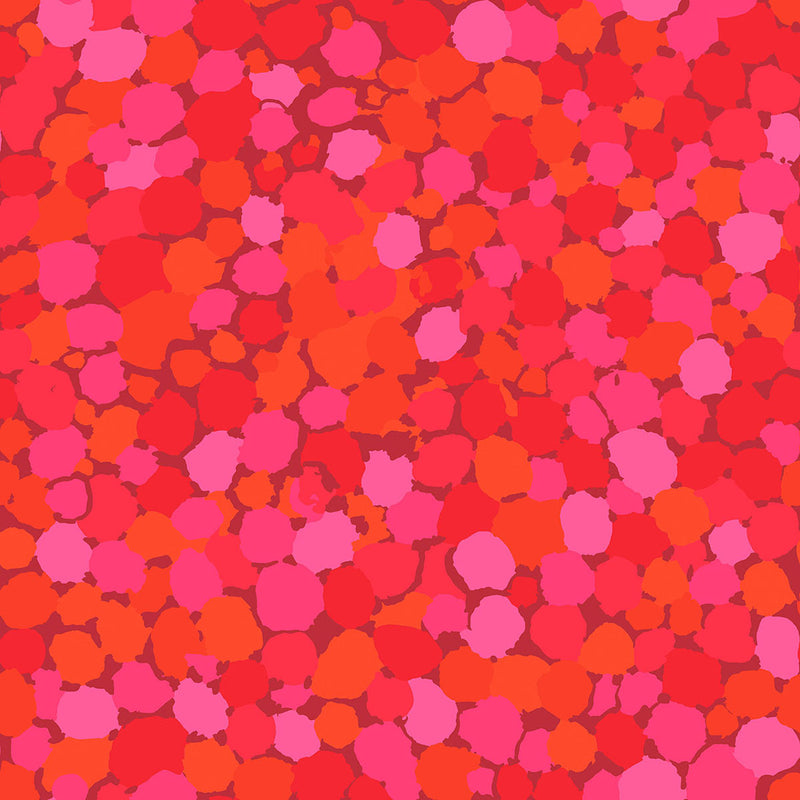 Kaffe Fassett Collective Reflections Red -puuvillakangas, jossa pilkkumainen kuvio punaisen ja vaaleanpunaisen sävyissä.