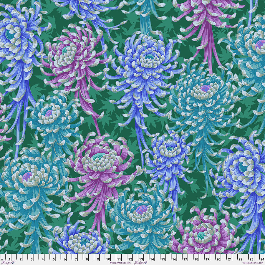 Kaffe Fassett Collective - Spider Mums Cool PWPJ135.COOL puuvillakangas, August 2025 -kokoelma, tilkkutyö- ja käsityökangas. Isot turkoosit, vaaleanpunaiset ja siniset kukat vihreällä pohjalla.