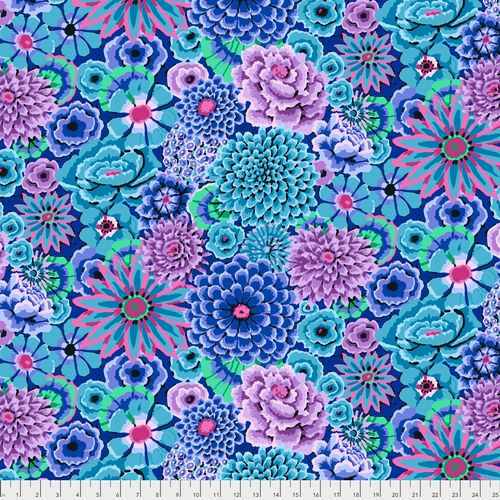 Kaffe Fassett Enchanted Blue kukkakuviollinen puuvillakangas – sinisiä, violetteja ja turkooseja suuria kukkia tummansinisellä taustalla.