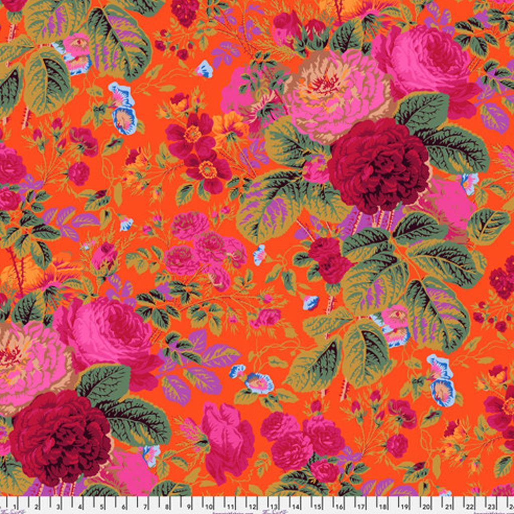 Kaffe Fassett Collective - Grandi Floral Tomato PWPJ053.TOMAT puuvillakangas, kevään 2025 kokoelman iso kukkakuosi oranssilla taustalla.