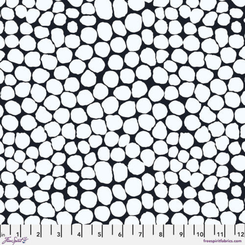 Valkoinen Kaffe Fassett Jumble White PWBM053.WHITE kangas, jossa iso täpläkuviointi.