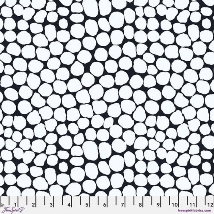 Valkoinen Kaffe Fassett Jumble White PWBM053.WHITE kangas, jossa iso täpläkuviointi.