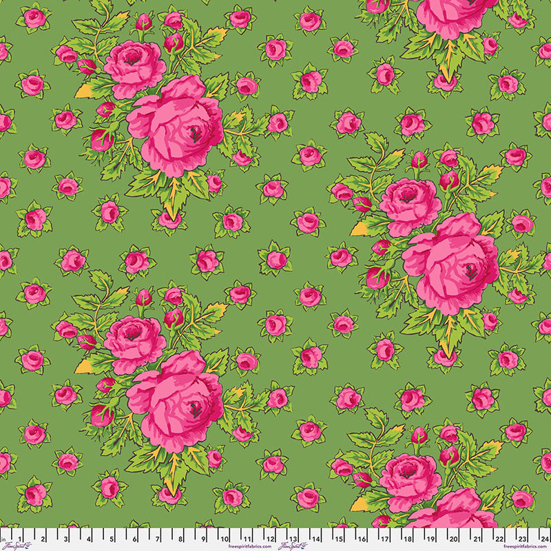 Kaffe Fassett Rosie Green -kangas, vihreä tausta ja kirkkaanvaaleanpunaisia ruusuja vihreillä lehdillä – PWGP212.SKY