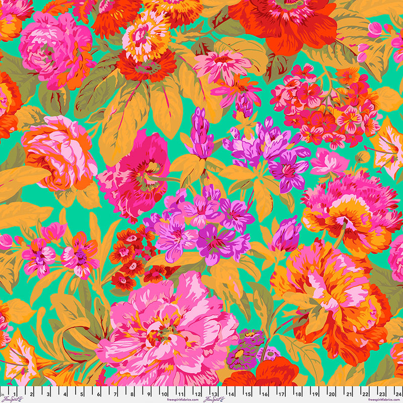 Lähikuva Kaffe Fassett Collectiven Voluptuous Green PWPJ083.GREEN -puuvillakankaasta, jossa on värikkäitä suuria kukkia vihreällä taustalla. Kuviointi sisältää violettia, vaaleanpunaista, keltaista, vihreää ja punaista.