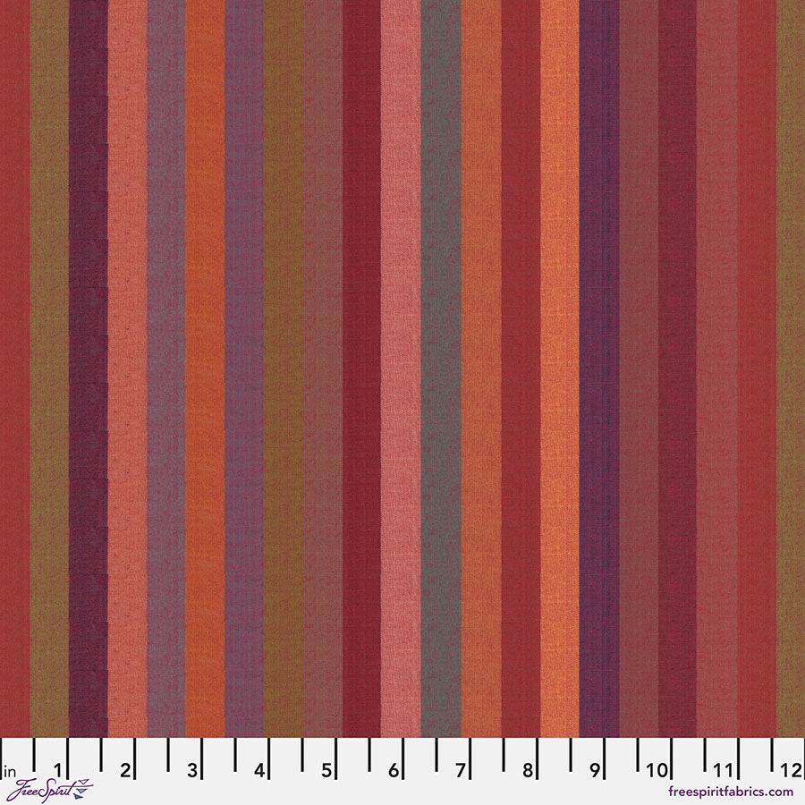 Kaffe Fassett Woven Stripes Broad Stripe Red -kangas leveillä punaisen raidoilla, 100% puuvillaa, ihanteellinen tilkkutöihin ja ompeluprojekteihin.
