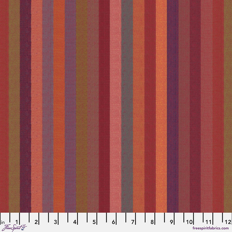 Kaffe Fassett Woven Stripes Broad Stripe Red -kangas leveillä punaisen raidoilla, 100% puuvillaa, ihanteellinen tilkkutöihin ja ompeluprojekteihin.