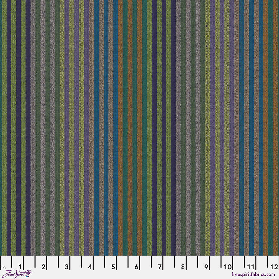 Kaffe Fassett Woven Stripes Caterpillar Stripe Dark -kangas tummaisen raidoilla, 100% puuvillaa, ihanteellinen tilkkutöihin ja ompeluprojekteihin.