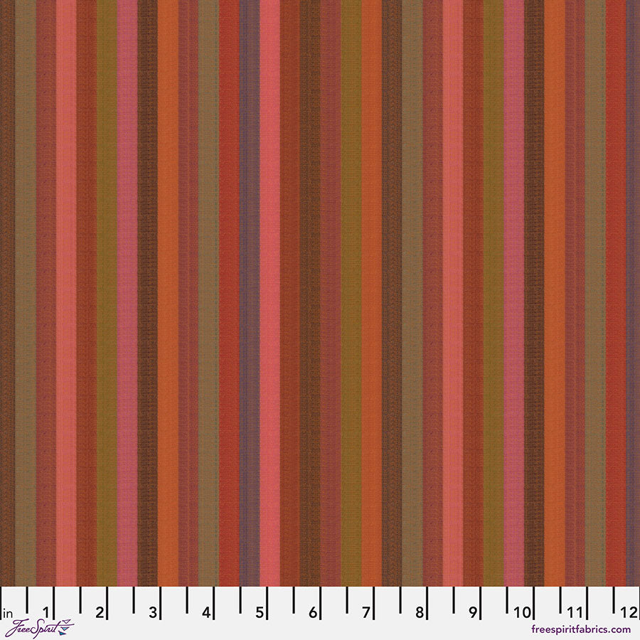 Kaffe Fassett Woven Stripes Tomato Stripe Blue -kangas leveillä punaisen raidoilla, 100% puuvillaa, ihanteellinen tilkkutöihin ja ompeluprojekteihin.
