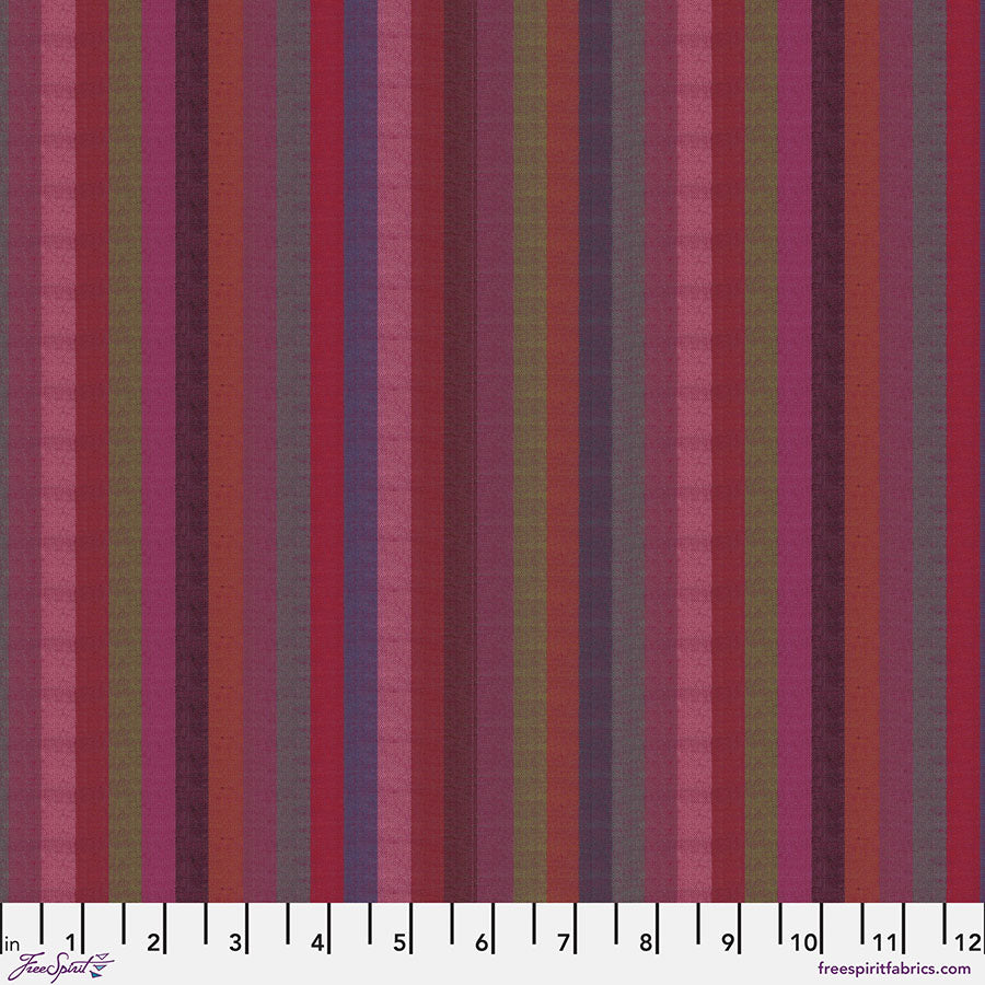 Kaffe Fassett Woven Stripes Narrow Stripe Wine -kangas leveillä burgundin raidoilla, 100% puuvillaa, ihanteellinen tilkkutöihin ja ompeluprojekteihin.