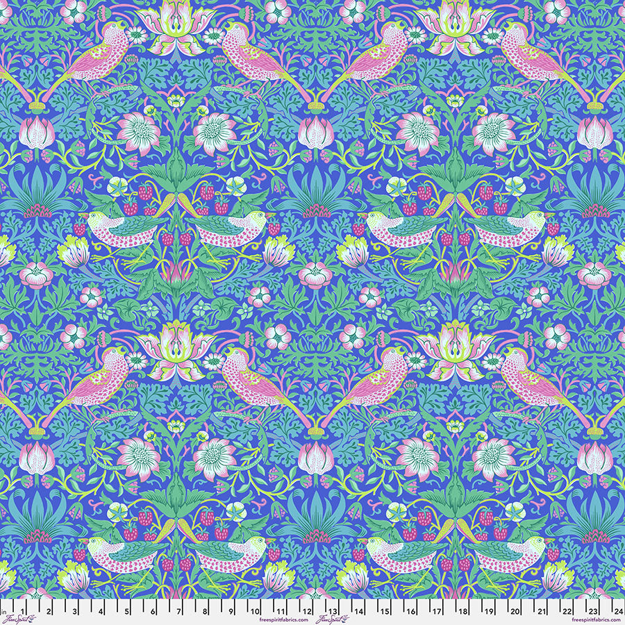 Kaffe Fassett X Morris&Co. - Strafberry Thief Blue PWKW013.BLUE puuvillakangas, jossa yhdistyvät William Morrisin ikoniset kuviot ja Kaffe Fassettin rohkeat värit.