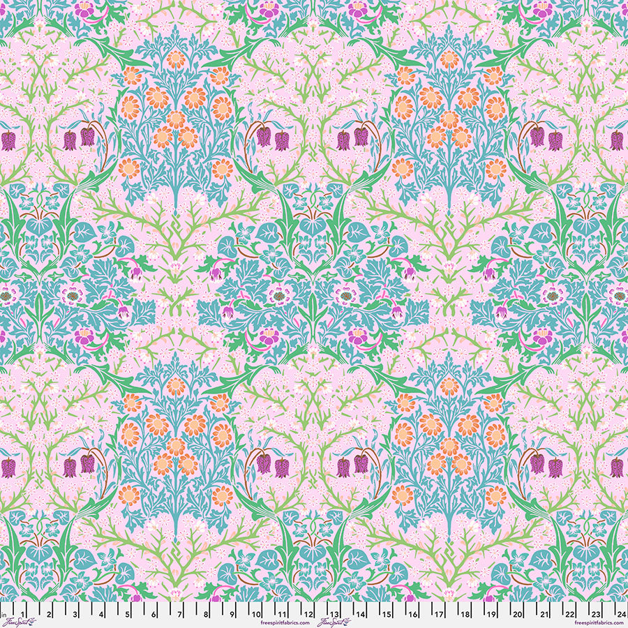 Kaffe X Morris&Co. - Blackthorn Pink PWKW002.PINK puuvillakangas, jossa yhdistyvät William Morrisin ikoniset kuviot ja Kaffe Fassettin rohkeat värit.