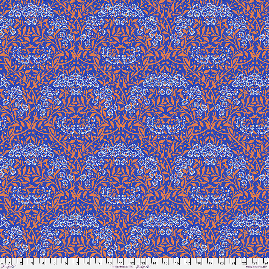 Kaffe X Morris&Co. - Michaelmas Daisy Cobalt PWKW007.COBALT puuvillakangas, jossa yhdistyvät William Morrisin ikoniset kuviot ja Kaffe Fassettin rohkeat värit.