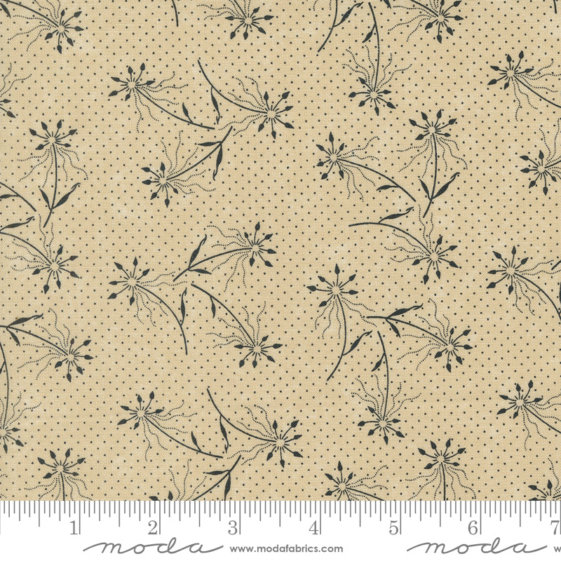 Kansas Troubles Quilters - Blackbird's Nest Dandelions Tan puuvillakangas, jossa mustia voikukkakuvioita ja pieniä pilkkuja lämpimän beigen pohjalla.