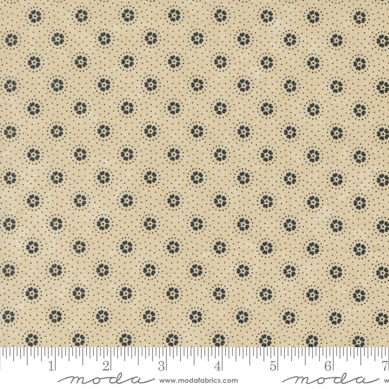 Kansas Troubles Quilters - Blackbird's Nest Daisies and Dots Tan puuvillakangas, jossa mustia kukkakuvioita ja pieniä pilkkuja beesin pohjalla.