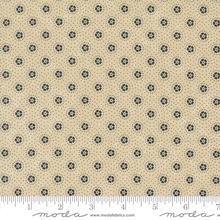 Kansas Troubles Quilters - Blackbird's Nest Daisies and Dots Tan puuvillakangas, jossa mustia kukkakuvioita ja pieniä pilkkuja beesin pohjalla.
