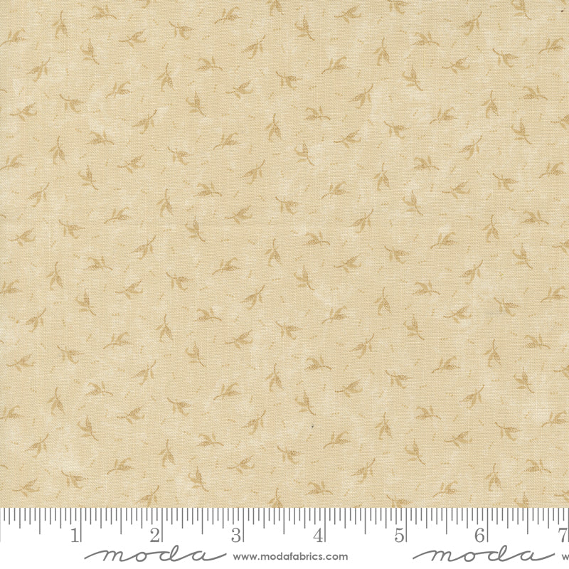Kansas Troubles Quilters - Blackbird's Nest Feathers Tan Tonal puuvillakangas, jossa beesia sulkakuvioita ja pieniä pilkkuja beesin pohjalla.