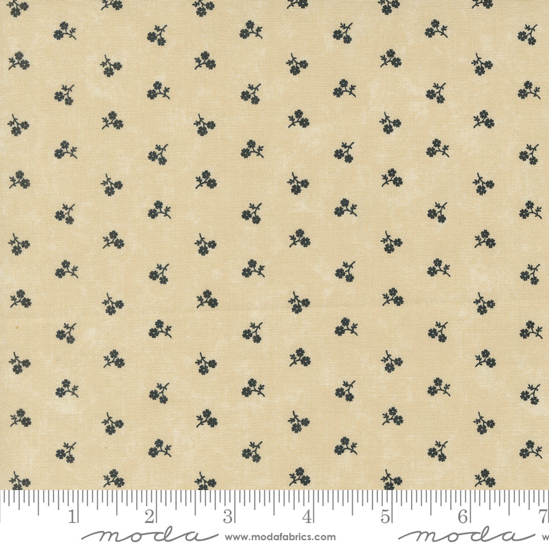 Kansas Troubles Quilters - Blackbird's Nest Petie Petals Tan puuvillakangas, jossa mustia pieniä kukkakuvioita beesin pohjalla.
