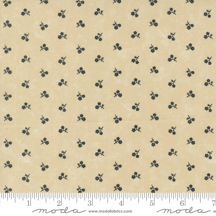 Kansas Troubles Quilters - Blackbird's Nest Petie Petals Tan puuvillakangas, jossa mustia pieniä kukkakuvioita beesin pohjalla.