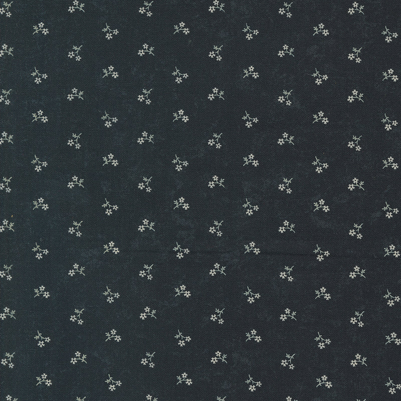 Kansas Troubles Quilters - Blackbird's Nest Petie Petals Black puuvillakangas, jossa beesiä pieniä kukkakuvioita mustan pohjalla.