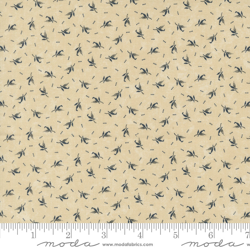 Kansas Troubles Quilters - Blackbird's Nest Feathers Tan puuvillakangas, jossa mustia sulkakuvioita ja pieniä pilkkuja beesin pohjalla.