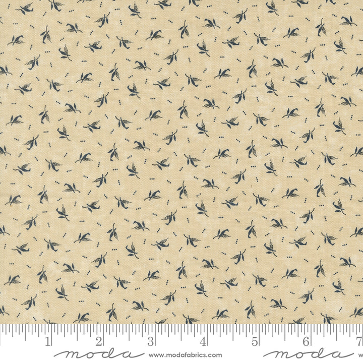 Kansas Troubles Quilters - Blackbird's Nest Feathers Tan puuvillakangas, jossa mustia sulkakuvioita ja pieniä pilkkuja beesin pohjalla.