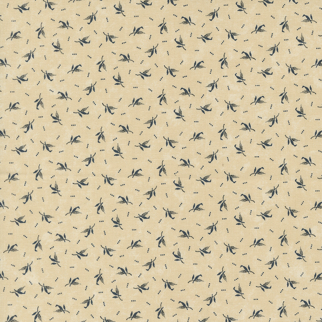 Kansas Troubles Quilters - Blackbird's Nest Feathers Tan puuvillakangas, jossa mustia sulkakuvioita ja pieniä pilkkuja beesin pohjalla.