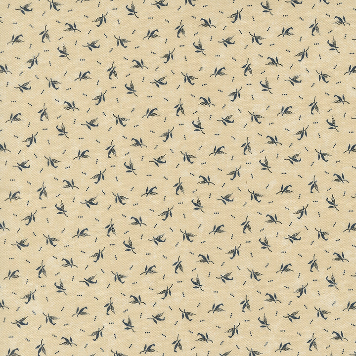 Kansas Troubles Quilters - Blackbird's Nest Feathers Tan puuvillakangas, jossa mustia sulkakuvioita ja pieniä pilkkuja beesin pohjalla.