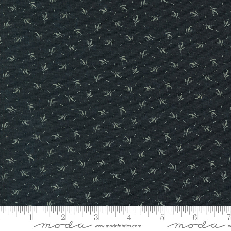 Kansas Troubles Quilters - Blackbird's Nest Feathers Black puuvillakangas, jossa beesia sulkakuvioita ja pieniä pilkkuja mustan pohjalla.
