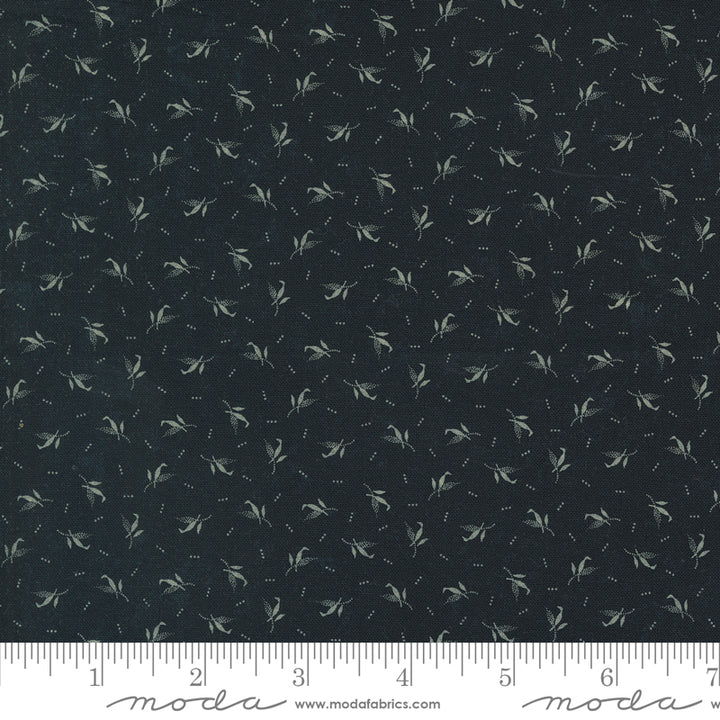 Kansas Troubles Quilters - Blackbird's Nest Feathers Black puuvillakangas, jossa beesia sulkakuvioita ja pieniä pilkkuja mustan pohjalla.