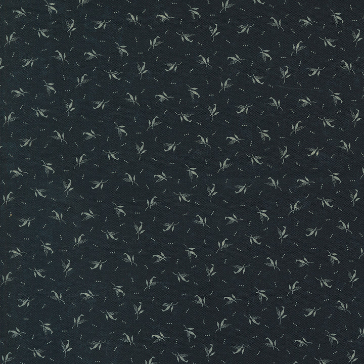 Kansas Troubles Quilters - Blackbird's Nest Feathers Black puuvillakangas, jossa beesia sulkakuvioita ja pieniä pilkkuja mustan pohjalla.