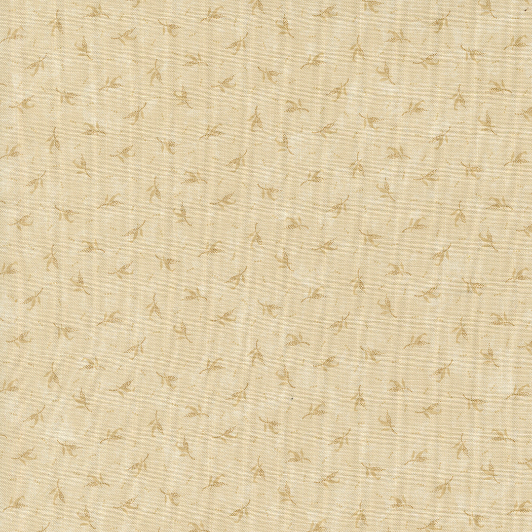 Kansas Troubles Quilters - Blackbird's Nest Feathers Tan Tonal puuvillakangas, jossa beesia sulkakuvioita ja pieniä pilkkuja beesin pohjalla.