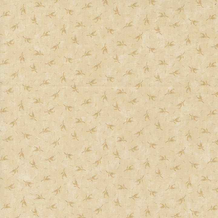 Kansas Troubles Quilters - Blackbird's Nest Feathers Tan Tonal puuvillakangas, jossa beesia sulkakuvioita ja pieniä pilkkuja beesin pohjalla.
