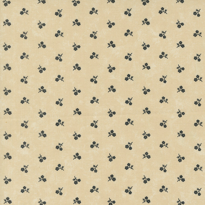 Kansas Troubles Quilters - Blackbird's Nest Petie Petals Tan puuvillakangas, jossa mustia pieniä kukkakuvioita beesin pohjalla.