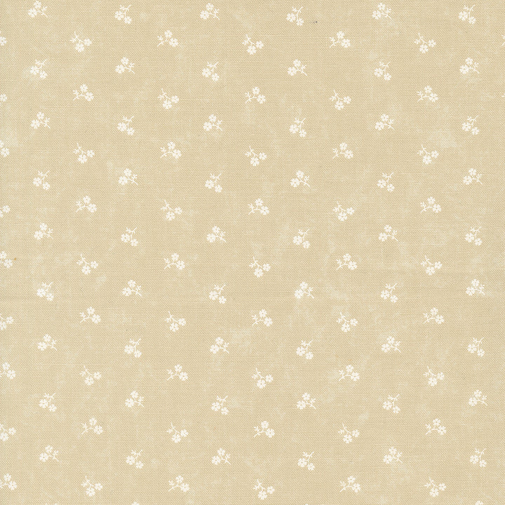 Kansas Troubles Quilters - Blackbird's Nest Petie Petals Tan Tonal puuvillakangas, jossa valkoisia pieniä kukkakuvioita beigen pohjalla.