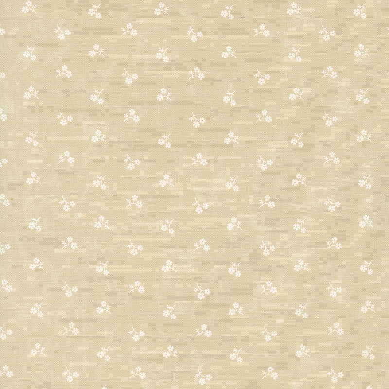 Kansas Troubles Quilters - Blackbird's Nest Petie Petals Tan Tonal puuvillakangas, jossa valkoisia pieniä kukkakuvioita beigen pohjalla.